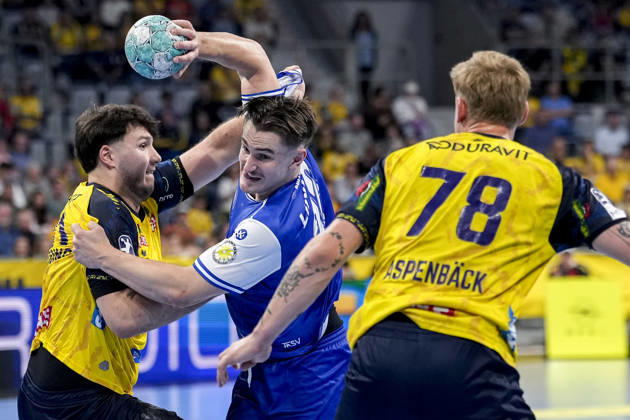 v.li.: Aron Seesing (RNL, 21), Felix Aellen (ThSV, 22), Edwin Aspenbäck (RNL, 78), Zweikampf, Spielszene, Duell, duel, tackle, tackling, Dynamik, Action, Aktion, 08.10.2026, Mannheim (Deutschland), Handball, Bundesliga, Rhein-Neckar Löwen - ThSV Eisenach
