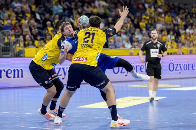 v.li.: Robert Timmermeister (RNL, 7), Elias Scholtes (ThSV, 4), Aron Seesing (RNL, 21), Zweikampf, Spielszene, Duell, duel, tackle, tackling, Dynamik, Action, Aktion, 08.10.2026, Mannheim (Deutschland), Handball, Bundesliga, Rhein-Neckar Löwen - ThSV Eisenach