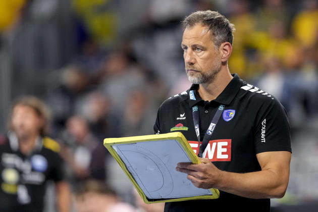 Maik Machulla (Trainer, Cheftrainer, RNL) mit Taktiktafel, Einzelbild, Einzelfoto, Aktion, Action, 08.10.2026, Mannheim (Deutschland), Handball, Bundesliga, Rhein-Neckar Löwen - ThSV Eisenach
