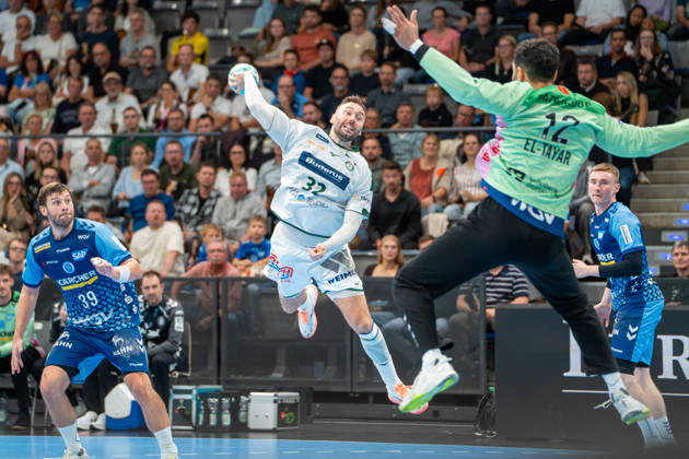 Handball I Herren I Saison 2026-2027 I Bundesliga I 8. Spieltag I TVB Stuttgart - HSG Wetzlar I 08.10.2026 Nikolaj Laeso Läso Läsö Laesö (32, HSG Wetzlar) im Wurf gegen Mohamed El-Tayar (12, TVB Stuttgart) Stuttgart Porsche Arena Baden-Württemberg Deutschland Copyright: xLobeca MaxxPetershansx
