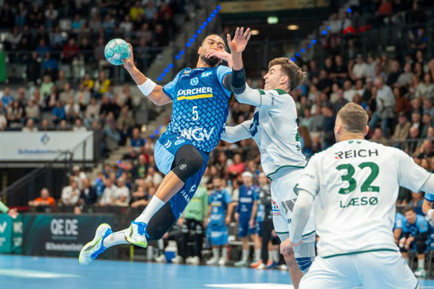 Handball I Herren I Saison 2026-2027 I Bundesliga I 8. Spieltag I TVB Stuttgart - HSG Wetzlar I 08.10.2026 Philipp Ahouansou (5, TVB Stuttgart) im Wurf verteidigt von Marti Soler Biescas (23, HSG Wetzlar) mit Hand im Gesicht, Foul Stuttgart Porsche Arena Baden-Württemberg Deutschland Copyright: xLobeca MaxxPetershansx
