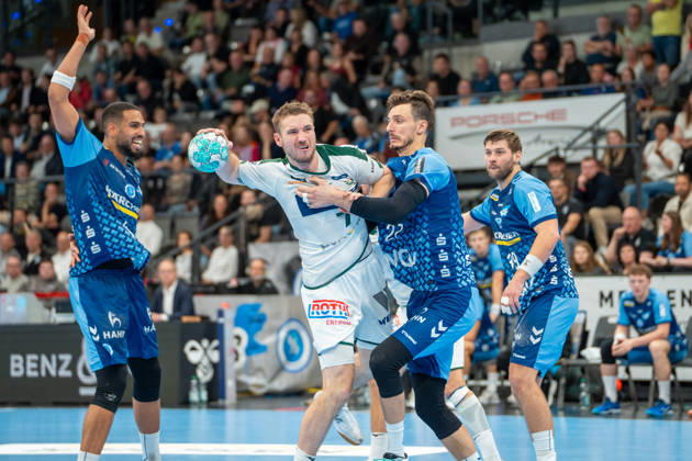 Handball I Herren I Saison 2026-2027 I Bundesliga I 8. Spieltag I TVB Stuttgart - HSG Wetzlar I 08.10.2026 Dominik Mappes (7, HSG Wetzlar) im Wurf, Philipp Ahouansou (5, TVB Stuttgart) und Philipp Meyer (27, TVB Stuttgart) in der Abwehr Stuttgart Porsche Arena Baden-Württemberg Deutschland Copyright: xLobeca MaxxPetershansx