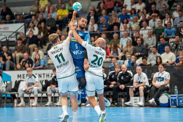 Handball I Herren I Saison 2026-2027 I Bundesliga I 8. Spieltag I TVB Stuttgart - HSG Wetzlar I 08.10.2026 Philipp Ahouansou (5, TVB Stuttgart) im Wurf verteidigt von Petter Overby Överby (11, HSG Wetzlar) und David Cyrill Akakpo (20, HSG Wetzlar) Stuttgart Porsche Arena Baden-Württemberg Deutschland Copyright: xLobeca MaxxPetershansx