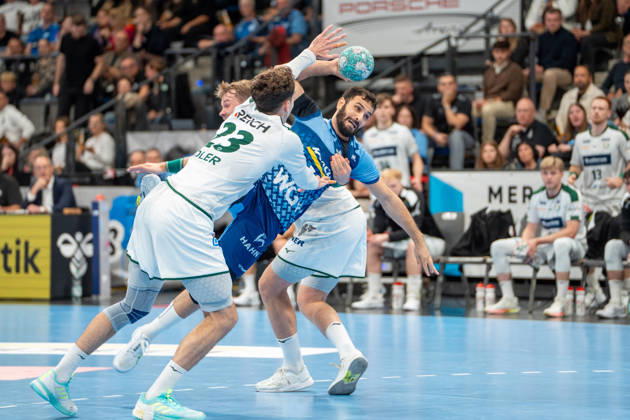 Handball I Herren I Saison 2026-2027 I Bundesliga I 8. Spieltag I TVB Stuttgart - HSG Wetzlar I 08.10.2026 Mohamed Amine Darmoul (70, TVB Stuttgart) im Wurf verteidigt von Marti Soler Biescas (23, HSG Wetzlar) Stuttgart Porsche Arena Baden-Württemberg Deutschland Copyright: xLobeca MaxxPetershansx