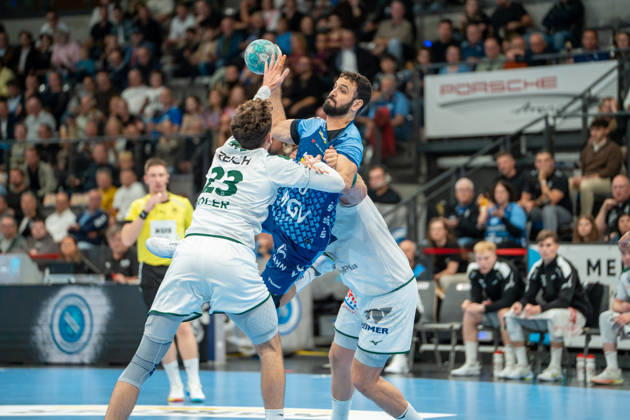Handball I Herren I Saison 2026-2027 I Bundesliga I 8. Spieltag I TVB Stuttgart - HSG Wetzlar I 08.10.2026 Mohamed Amine Darmoul (70, TVB Stuttgart) im Wurf verteidigt von Marti Soler Biescas (23, HSG Wetzlar) Stuttgart Porsche Arena Baden-Württemberg Deutschland Copyright: xLobeca MaxxPetershansx