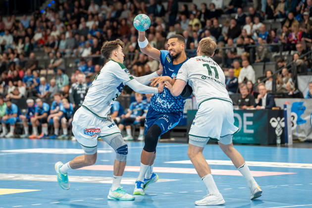 Handball I Herren I Saison 2026-2027 I Bundesliga I 8. Spieltag I TVB Stuttgart - HSG Wetzlar I 08.10.2026 Philipp Ahouansou (5, TVB Stuttgart) mit Ball verteidigt von Marti Soler Biescas (23, HSG Wetzlar) und Petter Overby Överby (11, HSG Wetzlar) Stuttgart Porsche Arena Baden-Württemberg Deutschland Copyright: xLobeca MaxxPetershansx