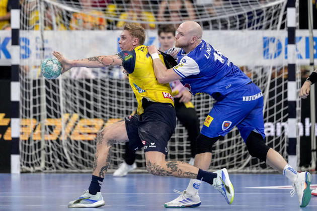v.li.: Edwin Aspenbäck (RNL, 78), Peter Walz (ThSV, 14), Zweikampf, Spielszene, Duell, duel, tackle, tackling, Dynamik, Action, Aktion, 08.10.2026, Mannheim (Deutschland), Handball, Bundesliga, Rhein-Neckar Löwen - ThSV Eisenach