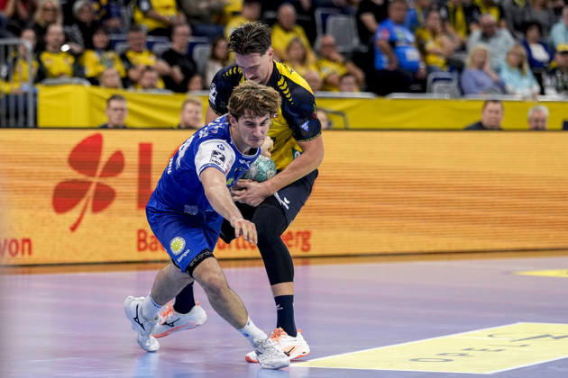 v.li.: Stephan Seitz (ThSV, 44), Robert Timmermeister (RNL, 7), Zweikampf, Spielszene, Duell, duel, tackle, tackling, Dynamik, Action, Aktion, 08.10.2026, Mannheim (Deutschland), Handball, Bundesliga, Rhein-Neckar Löwen - ThSV Eisenach