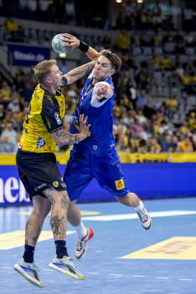 v.li.: Edwin Aspenbäck (RNL, 78), Oskar Joelsson (ThSV, 3), Zweikampf, Spielszene, Duell, duel, tackle, tackling, Dynamik, Action, Aktion, 08.10.2026, Mannheim (Deutschland), Handball, Bundesliga, Rhein-Neckar Löwen - ThSV Eisenach