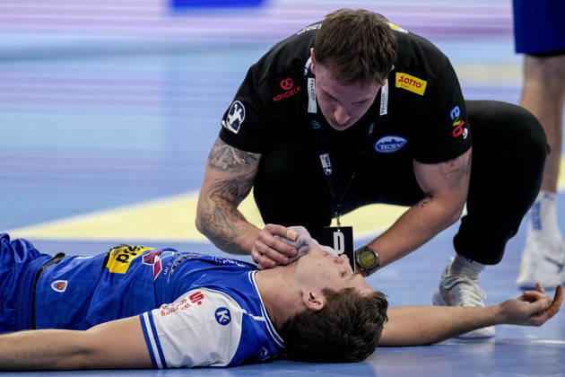 Vukasin Antonijevic (ThSV, 41) muss behandelt werden, verletzt, Verletzung, Verletzungspause, Action, Aktion, Spielszene, 08.10.2026, Mannheim (Deutschland), Handball, Bundesliga, Rhein-Neckar Löwen - ThSV Eisenach xozx