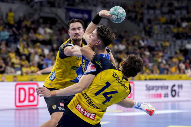 v.li.: Robert Timmermeister (RNL, 7), Oskar Joelsson (ThSV, 3), Gino Steenaerts (RNL, 14), Zweikampf, Spielszene, Duell, duel, tackle, tackling, Dynamik, Action, Aktion, 08.10.2026, Mannheim (Deutschland), Handball, Bundesliga, Rhein-Neckar Löwen - ThSV Eisenach xozx