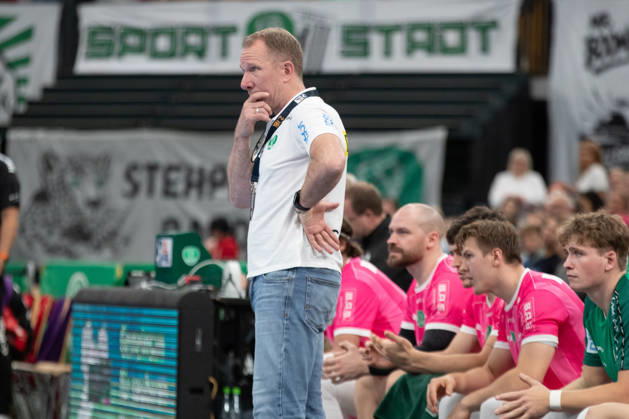 Handball, HBL2: SC DHfK Leipzig - TuS N-Lübbecke; 08.10.2026 Cheftrainer Frank Carstens (SC DHfK Leipzig) nachdenklich. Handball, 2. Bundesliga, Saison 2026 2027, 7. Spieltag: SC DHfK Leipzig vs. TuS N-Lübbecke am 08.10.2026 in der Quarterback Immobilien Arena Leipzig. Copyright: xBEAUTIFULxSPORTS JanxKaeferx
