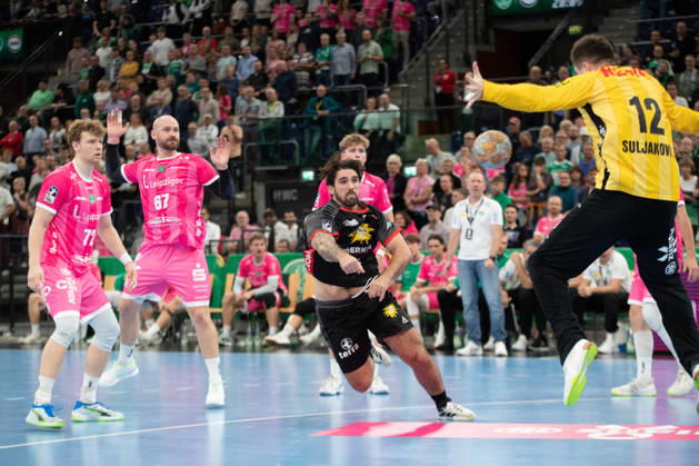 Handball, HBL2: SC DHfK Leipzig - TuS N-Lübbecke; 08.10.2026 Max Santos (4, TuS N-Lübbecke) mit einem Wurf gegen Torwart Anadin Suljakovic (12, SC DHfK Leipzig). Handball, 2. Bundesliga, Saison 2026 2027, 7. Spieltag: SC DHfK Leipzig vs. TuS N-Lübbecke am 08.10.2026 in der Quarterback Immobilien Arena Leipzig. Copyright: xBEAUTIFULxSPORTS JanxKaeferx