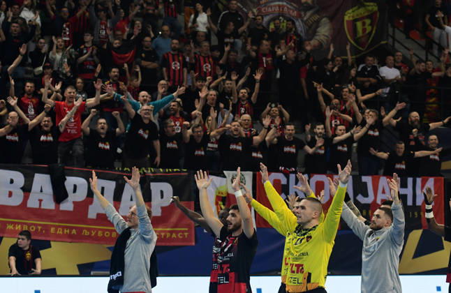 EHF CHAMPIONS LEAGUE. Players of HC Vardar sing with their fans after loosing the EHF Champiosn League group phase match between HC Vardar and HC Orlen Wisla Plock in Skopje, North Macedonia, October 19 2026.IMAGo PETR STOJANOVSKI
