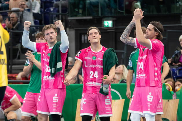 Handball, HBL2: SC DHfK Leipzig - TuS N-Lübbecke; 08.10.2026 Jubel bei (von links): Franz Semper (32, SC DHfK Leipzig), Blaer Hinriksson (24, SC DHfK Leipzig), Dean Bombac (44, SC DHfK Leipzig). Handball, 2. Bundesliga, Saison 2026 2027, 7. Spieltag: SC DHfK Leipzig vs. TuS N-Lübbecke am 08.10.2026 in der Quarterback Immobilien Arena Leipzig. Copyright: xBEAUTIFULxSPORTS JanxKaeferx