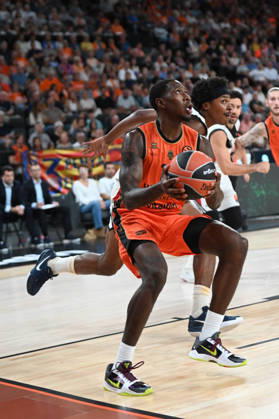 ESP: Euroleague Valencia Basket v Hapoel IBI Tel Aviv Omari Moore of Valencia Basket during the Euroleague match between Valencia Basket and Hapoel IBI Tel Aviv played at Roig Arena Stadium on October 8 2026 in Valencia Spain Valencia Spain Basketball Copyright: xAgenciaxLOFx