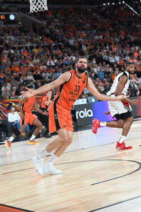 ESP: Euroleague Valencia Basket v Hapoel IBI Tel Aviv Nikola Mirotic of Valencia Basket during the Euroleague match between Valencia Basket and Hapoel IBI Tel Aviv played at Roig Arena Stadium on October 8 2026 in Valencia Spain Valencia Spain Basketball Copyright: xAgenciaxLOFx