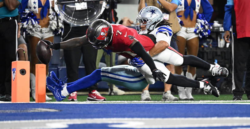 Tampa Bay Buccaneers Rashan Gary scores on a 5-yard reception against the Dallas Cowboys during their game at AT&T Stadium in Arlington, Texas on Thursday, October 8, 2026.  ARL2026100822 IANxHALPERIN