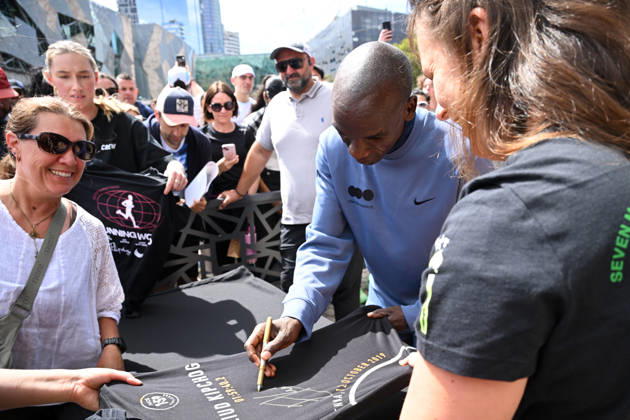 ELIUD KIPCHOGE MELBOURNE MARATHON OP, Elite marathon athlete Eliud Kipchoge signs autographs at a door stop during a fan event ahead of the Melbourne Marathon, in Melbourne, Friday, October 9, 2026. ( NO ARCHIVING MELBOURNE VICTORIA Australia  Copyright: xJAMESxROSSx 20261009156820099581