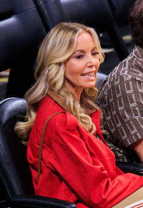 October 8, 2026, Los Angeles, California, USA: Governor of the Los Angeles Lakers, Jeanie Buss attends a preseason NBA, Basketball Herren, USA game between the Los Angeles Lakers and the Sacramento Kings on Thursday October 8, 2026 at Crypto.com Arena in Los Angeles, California. JAVIER ROJAS PI Los Angeles USA - ZUMAp124 20261008_zaa_p124_001 Copyright: xJavierxRojasx