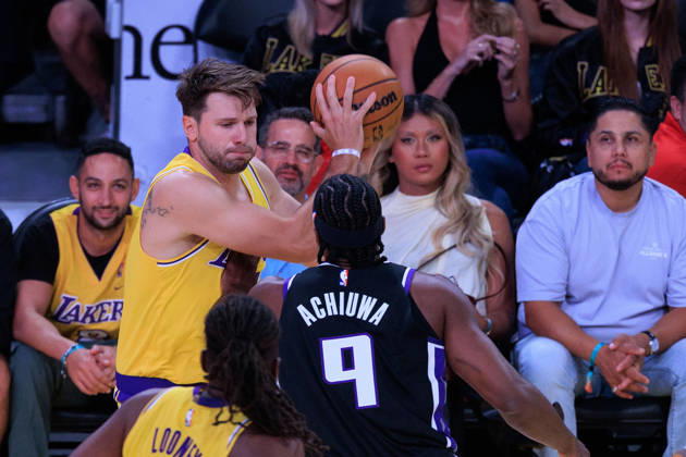 October 8, 2026, Los Angeles, California, USA: Luka Doncic 77 of the Los Angeles Lakers looks to pass the ball during a preseason NBA, Basketball Herren, USA game against the Sacramento Kings on Thursday October 8, 2026 at Crypto.com Arena in Los Angeles, California. JAVIER ROJAS PI Los Angeles USA - ZUMAp124 20261008_zaa_p124_003 Copyright: xJavierxRojasx