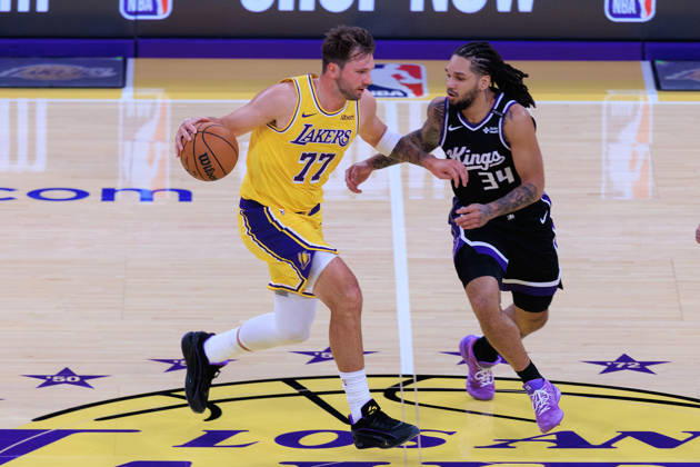 October 8, 2026, Los Angeles, California, USA: Luka Doncic 77 of the Los Angeles Lakers is defended by Emanuel Sharp 34 of the Sacramento Kings during a preseason NBA, Basketball Herren, USA game on Thursday October 8, 2026 at Crypto.com Arena in Los Angeles, California. JAVIER ROJAS PI Los Angeles USA - ZUMAp124 20261008_zaa_p124_007 Copyright: xJavierxRojasx