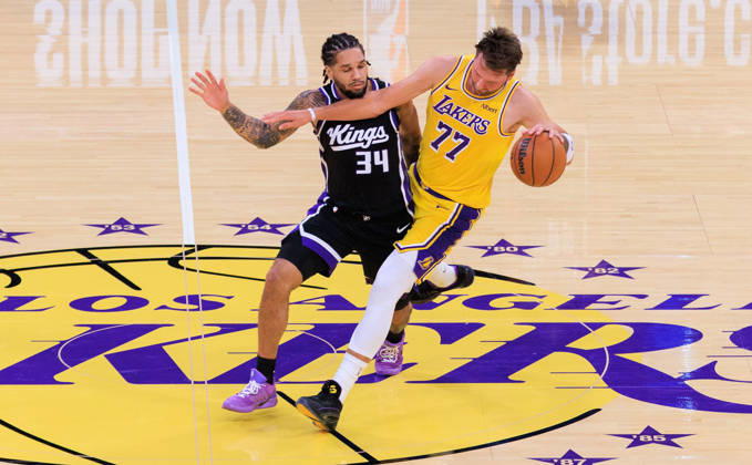 October 8, 2026, Los Angeles, California, USA: Luka Doncic 77 of the Los Angeles Lakers is fouled by Emanuel Sharp 34 of the Sacramento Kings during a preseason NBA, Basketball Herren, USA game on Thursday October 8, 2026 at Crypto.com Arena in Los Angeles, California. JAVIER ROJAS PI Los Angeles USA - ZUMAp124 20261008_zaa_p124_020 Copyright: xJavierxRojasx