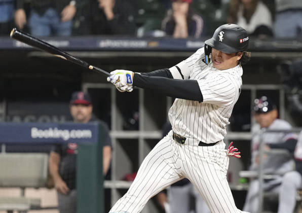 Baseball: Division Series between Guardians and White Sox Chicago White Sox first baseman Munetaka Murakami hits a single in the fifth inning of Game 4 of the American League Division Series against the Cleveland Guardians at Rate Field in Chicago on Oct. 8, 2026.  A14AA0005630508P