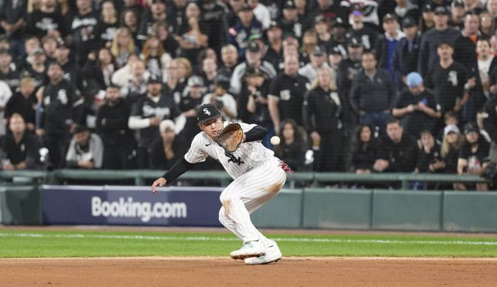 Baseball: Division Series between Guardians and White Sox Chicago White Sox first baseman Munetaka Murakami fields a grounder by Angel Martinez of the Cleveland Guardians in the fourth inning of Game 4 of the American League Division Series at Rate Field in Chicago on Oct. 8, 2026.  A14AA0005630511P
