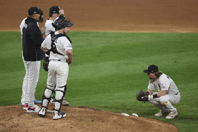 October 8, 2026, Chicago, Il, USA: Chicago White Sox second baseman Chase Meidroth, right, and teammates wait out a pitching change as the Cleveland Guardians take the lead in the sixth inning during Game 4 of the American League Division Series at Rate Field on Thursday, Oct. 8, 2026, in Chicago. Sports News - October 8, 2026 - ZUMAm67_ 0869004539st Copyright: xBrianxCassellax