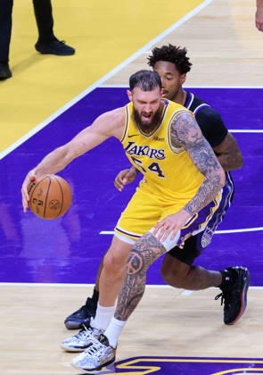 October 8, 2026, Los Angeles, California, USA: Sandro Mamukelashvili 54 of the Los Angeles Lakers is guarded by Leaky Black 19 of the Sacramento Kings during a preseason NBA, Basketball Herren, USA game on Thursday October 8, 2026 at Crypto.com Arena in Los Angeles, California. Lakers defeat Kings, 114 -110. JAVIER ROJAS PI Los Angeles USA - ZUMAp124 20261008_zaa_p124_042 Copyright: xJavierxRojasx