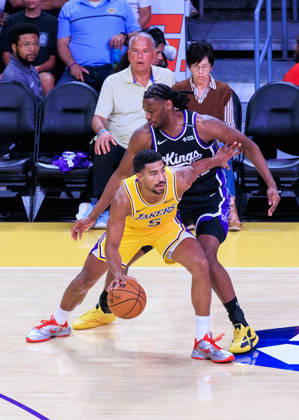 October 8, 2026, Los Angeles, California, USA: Quentin Grimes 5 of the Los Angeles Lakers is guarded by Jonathan Mogbo 22 of the Sacramento Kings during a preseason NBA, Basketball Herren, USA game on Thursday October 8, 2026 at Crypto.com Arena in Los Angeles, California. Lakers defeat Kings, 114 -110. JAVIER ROJAS PI Lakers Vs. Kings  - ZUMAp124 20261008_zaa_p124_048 Copyright: xJavierxRojasx