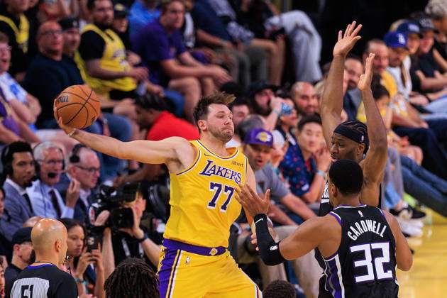 October 8, 2026, Los Angeles, California, USA: Luka Doncic 77 of the Los Angeles Lakers looks to pass past Sacramento Kings defenders during a preseason NBA, Basketball Herren, USA game on Thursday October 8, 2026 at Crypto.com Arena in Los Angeles, California. Lakers defeat Kings, 114 -110. JAVIER ROJAS PI Los Angeles USA - ZUMAp124 20261008_zaa_p124_064 Copyright: xJavierxRojasx
