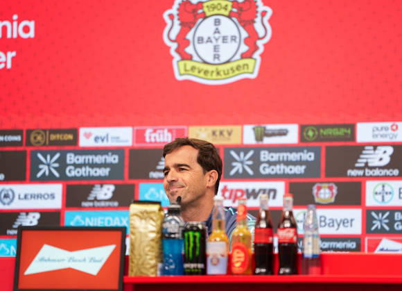 Carles Martinez (Bayer 04 Leverkusen, Cheftrainer) spricht waehrend einer Pressekonferenz vor dem Auswaertsspiel beim 1. FSV Mainz 05 mit den Medienvertretern. Bayer 04 Leverkusen Pressekonferenz, 5. Spieltag, Saison 2026 2027, BayArena, Leverkusen, GER, 09.10.2026 Foto: HMB Media Scott W. Coleman Leverkusen BayArena Nordrhein-Westfalen GER Copyright: xScottxW.xColemanx
