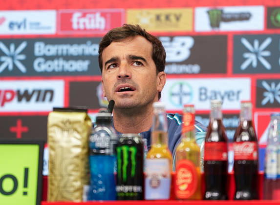 Carles Martinez (Bayer 04 Leverkusen, Cheftrainer) spricht waehrend einer Pressekonferenz vor dem Auswaertsspiel beim 1. FSV Mainz 05 mit den Medienvertretern. Bayer 04 Leverkusen Pressekonferenz, 5. Spieltag, Saison 2026 2027, BayArena, Leverkusen, GER, 09.10.2026 Foto: HMB Media Scott W. Coleman Leverkusen BayArena Nordrhein-Westfalen GER Copyright: xScottxW.xColemanx