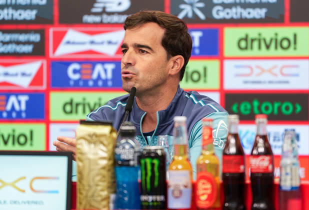 Carles Martinez (Bayer 04 Leverkusen, Cheftrainer) spricht waehrend einer Pressekonferenz vor dem Auswaertsspiel beim 1. FSV Mainz 05 mit den Medienvertretern. Bayer 04 Leverkusen Pressekonferenz, 5. Spieltag, Saison 2026 2027, BayArena, Leverkusen, GER, 09.10.2026 Foto: HMB Media Scott W. Coleman Leverkusen BayArena Nordrhein-Westfalen GER Copyright: xScottxW.xColemanx