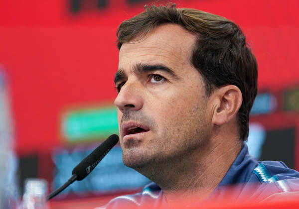 Carles Martinez (Bayer 04 Leverkusen, Cheftrainer) spricht waehrend einer Pressekonferenz vor dem Auswaertsspiel beim 1. FSV Mainz 05 mit den Medienvertretern. Bayer 04 Leverkusen Pressekonferenz, 5. Spieltag, Saison 2026 2027, BayArena, Leverkusen, GER, 09.10.2026 Foto: HMB Media Scott W. Coleman Leverkusen BayArena Nordrhein-Westfalen GER Copyright: xScottxW.xColemanx