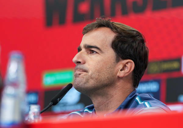 Carles Martinez (Bayer 04 Leverkusen, Cheftrainer) spricht waehrend einer Pressekonferenz vor dem Auswaertsspiel beim 1. FSV Mainz 05 mit den Medienvertretern. Bayer 04 Leverkusen Pressekonferenz, 5. Spieltag, Saison 2026 2027, BayArena, Leverkusen, GER, 09.10.2026 Foto: HMB Media Scott W. Coleman Leverkusen BayArena Nordrhein-Westfalen GER Copyright: xScottxW.xColemanx