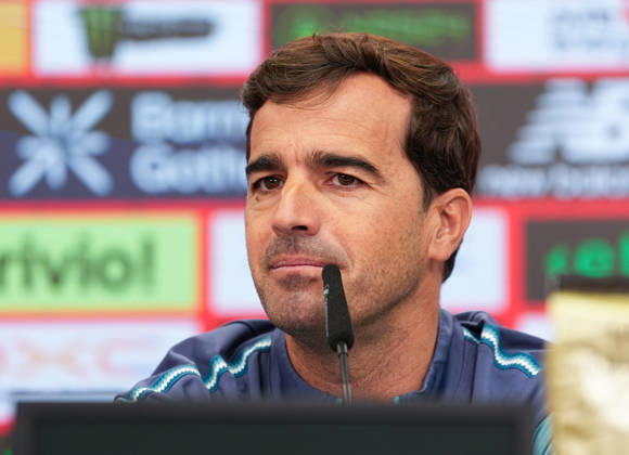Carles Martinez (Bayer 04 Leverkusen, Cheftrainer) spricht waehrend einer Pressekonferenz vor dem Auswaertsspiel beim 1. FSV Mainz 05 mit den Medienvertretern. Bayer 04 Leverkusen Pressekonferenz, 5. Spieltag, Saison 2026 2027, BayArena, Leverkusen, GER, 09.10.2026 Foto: HMB Media Scott W. Coleman Leverkusen BayArena Nordrhein-Westfalen GER Copyright: xScottxW.xColemanx