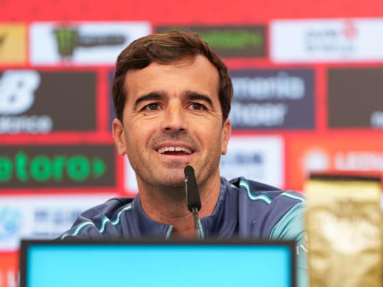 Carles Martinez (Bayer 04 Leverkusen, Cheftrainer) spricht waehrend einer Pressekonferenz vor dem Auswaertsspiel beim 1. FSV Mainz 05 mit den Medienvertretern. Bayer 04 Leverkusen Pressekonferenz, 5. Spieltag, Saison 2026 2027, BayArena, Leverkusen, GER, 09.10.2026 Foto: HMB Media Scott W. Coleman Leverkusen BayArena Nordrhein-Westfalen GER Copyright: xScottxW.xColemanx