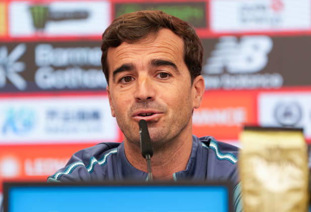 Carles Martinez (Bayer 04 Leverkusen, Cheftrainer) spricht waehrend einer Pressekonferenz vor dem Auswaertsspiel beim 1. FSV Mainz 05 mit den Medienvertretern. Bayer 04 Leverkusen Pressekonferenz, 5. Spieltag, Saison 2026 2027, BayArena, Leverkusen, GER, 09.10.2026 Foto: HMB Media Scott W. Coleman Leverkusen BayArena Nordrhein-Westfalen GER Copyright: xScottxW.xColemanx