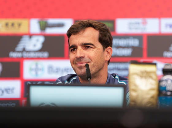 Carles Martinez (Bayer 04 Leverkusen, Cheftrainer) spricht waehrend einer Pressekonferenz vor dem Auswaertsspiel beim 1. FSV Mainz 05 mit den Medienvertretern. Bayer 04 Leverkusen Pressekonferenz, 5. Spieltag, Saison 2026 2027, BayArena, Leverkusen, GER, 09.10.2026 Foto: HMB Media Scott W. Coleman Leverkusen BayArena Nordrhein-Westfalen GER Copyright: xScottxW.xColemanx