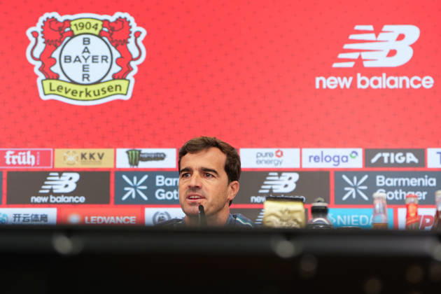 Carles Martinez (Bayer 04 Leverkusen, Cheftrainer) spricht waehrend einer Pressekonferenz vor dem Auswaertsspiel beim 1. FSV Mainz 05 mit den Medienvertretern. Bayer 04 Leverkusen Pressekonferenz, 5. Spieltag, Saison 2026 2027, BayArena, Leverkusen, GER, 09.10.2026 Foto: HMB Media Scott W. Coleman Leverkusen BayArena Nordrhein-Westfalen GER Copyright: xScottxW.xColemanx