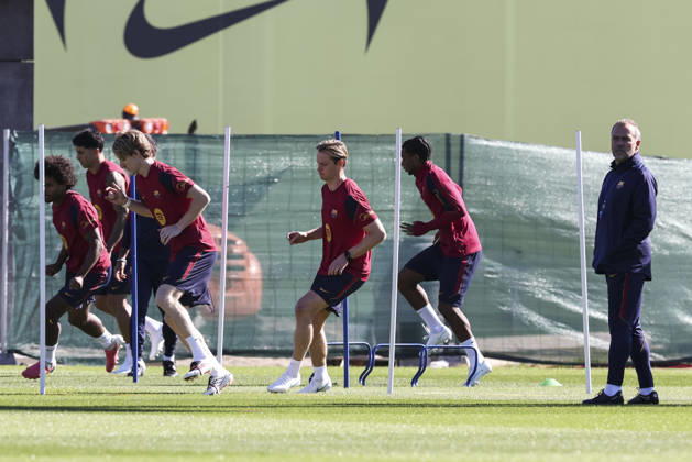 October 9, 2026, Sant Joan Despi, Barcelona, Spain: Frenkie de Jong, Anthony Gordon and Hansi Flick, head coach during the training day of FC Barcelona, Barca ahead the Spanish League, Laliga EA Sports, football match against Getafe CF at Ciudad Esportiva Joan Gamper on October 09, 2026 in Sant Joan Despi, Barcelona, Spain. FC Barcelona Training And press conference, PK, Pressekonferenz - LaLiga EA Sports  - ZUMAa181 20261009_zaa_a181_007 Copyright: xJavierxBorregox