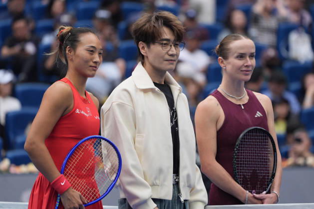 (261009) -- BEIJING, Oct. 9, 2026 -- Zheng Qinwen (L) of China and Elina Svitolina (R) of Ukraine pose with Chinese singer Wang Zhengliang before the women s singles quarterfinal match between Zheng Qinwen of China and Elina Svitolina of Ukraine at 2026 China Open tennis tournament in Beijing, China, Oct. 9, 2026. ) (SP)CHINA-BEIJING-TENNIS-CHINA OPEN-WOMEN S SINGLES (CN) XiexHan 