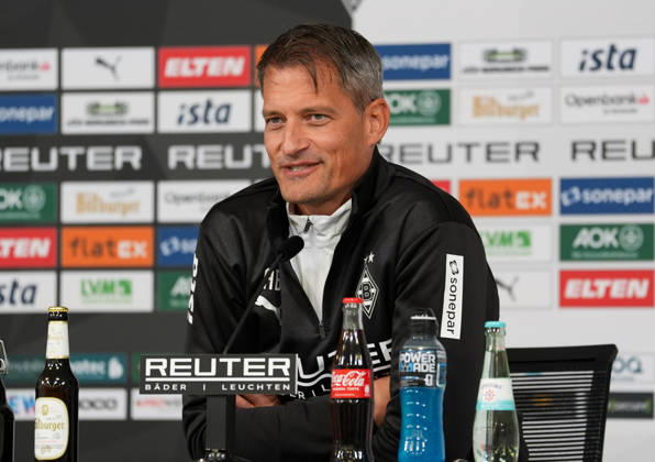 Alexander Blessin (Borussia Mönchengladbach, Cheftrainer) spricht waehrend einer Pressekonferenz vor dem Auswaertsspiel beim 1. FC Köln mit den Medienvertretern. Borussia Mönchengladbach Pressekonferenz, 5. Spieltag, Saison 2026 2027, BORUSSIA-PARK, Mönchengladbach, GER, 09.10.2026 Foto: HMB Media Scott W. Coleman Mönchengladbach BORUSSIA-PARK Nordrhein-Westfalen GER Copyright: xScottxW.xColemanx