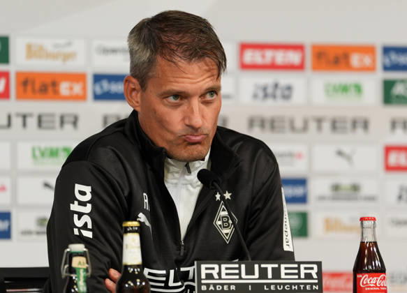 Alexander Blessin (Borussia Mönchengladbach, Cheftrainer) spricht waehrend einer Pressekonferenz vor dem Auswaertsspiel beim 1. FC Köln mit den Medienvertretern. Borussia Mönchengladbach Pressekonferenz, 5. Spieltag, Saison 2026 2027, BORUSSIA-PARK, Mönchengladbach, GER, 09.10.2026 Foto: HMB Media Scott W. Coleman Mönchengladbach BORUSSIA-PARK Nordrhein-Westfalen GER Copyright: xScottxW.xColemanx