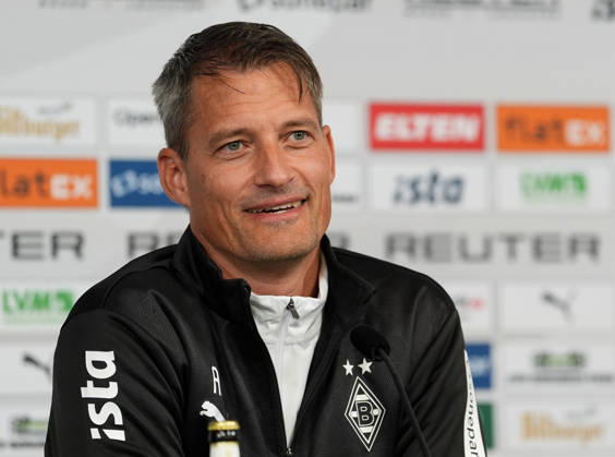 Alexander Blessin (Borussia Mönchengladbach, Cheftrainer) spricht waehrend einer Pressekonferenz vor dem Auswaertsspiel beim 1. FC Köln mit den Medienvertretern. Borussia Mönchengladbach Pressekonferenz, 5. Spieltag, Saison 2026 2027, BORUSSIA-PARK, Mönchengladbach, GER, 09.10.2026 Foto: HMB Media Scott W. Coleman Mönchengladbach BORUSSIA-PARK Nordrhein-Westfalen GER Copyright: xScottxW.xColemanx
