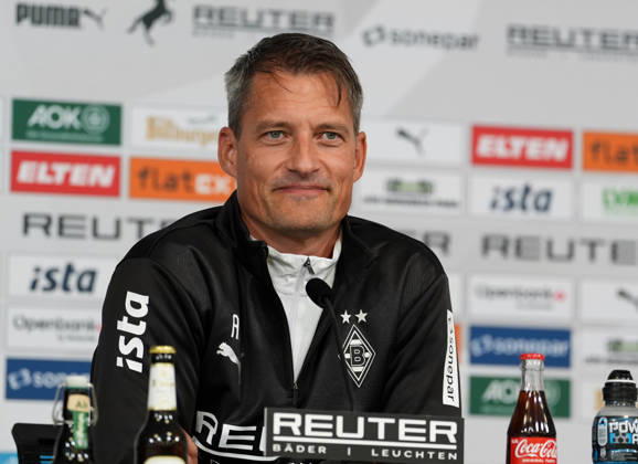 Alexander Blessin (Borussia Mönchengladbach, Cheftrainer) spricht waehrend einer Pressekonferenz vor dem Auswaertsspiel beim 1. FC Köln mit den Medienvertretern. Borussia Mönchengladbach Pressekonferenz, 5. Spieltag, Saison 2026 2027, BORUSSIA-PARK, Mönchengladbach, GER, 09.10.2026 Foto: HMB Media Scott W. Coleman Mönchengladbach BORUSSIA-PARK Nordrhein-Westfalen GER Copyright: xScottxW.xColemanx