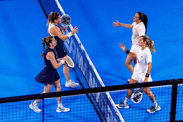 DÜSSELDORF, GERMANY - 9 OCTOBER 2026: Image shows handsheak of Andrea Ustero Prieto (ESP), Ariana Sanchez Fallada (ESP) and Alejandra Salazar Bengoechea (ESP), Aranzazu Osoro Ulrich (ARG) during CUPRA Germany Premier Padel P2 2026 Day 6: Quarterfinals at CASTELLO Düsseldorf on 9 10 2026 in Düsseldorf, Germany. Germany Copyright: xFröhlichxPascalx